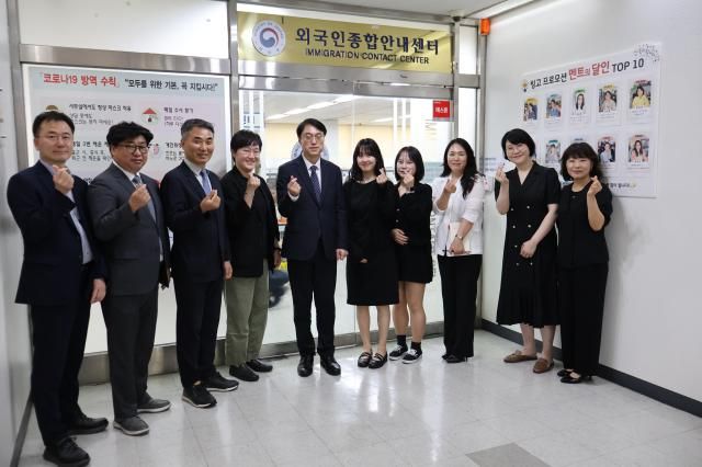 차용호 법무부 출입국⸱외국인정책본부장사진 왼쪽 5번째이 지난 3일 경기 과천시 외국인종합안내센터에서 외국인 노동자 인권 침해 신고 체계 운영 현황을 점검한 후 관계자들과 사진 촬영하고 있다 사진법무부
