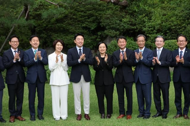 한성숙 국무총리가 5일 서울 종로구 삼청동 총리공관에서 열린 고위당정협의회에서 한병도 더불어민주당 대표 직무대행 겸 원내대표 강훈식 대통령비서실장 등 참석자들과 기념 촬영을 하고 있다 사진연합뉴스