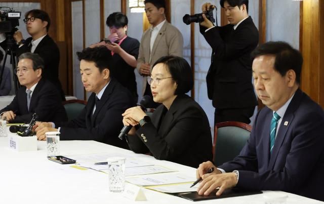 한성숙 국무총리가 5일 서울 종로구 삼청동 총리공관에서 열린 고위당정협의회에서 발언하고 있다 사진연합뉴스 