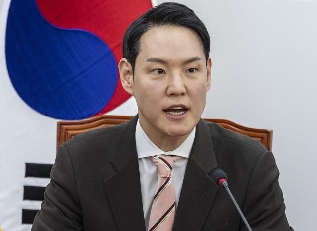 김한규 더불어민주당 원내정책수석부대표가 지난 3월 5일 국회에서 열린 정책조정회의에서 발언하고 있다 사진연합뉴스