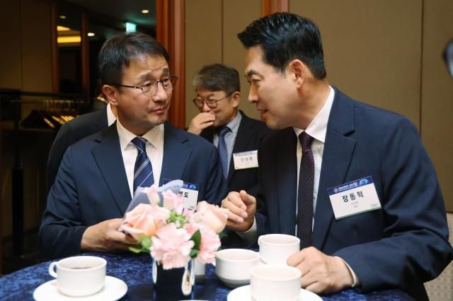 한병도 더불어민주당 당 대표 직무대행 겸 원내대표와 장동혁 국민의힘 대표가 26일 서울 중구 롯데호텔에서 열린 2026 한반도 심포지엄에 참석해 대화를 나누고 있다 사진연합뉴스