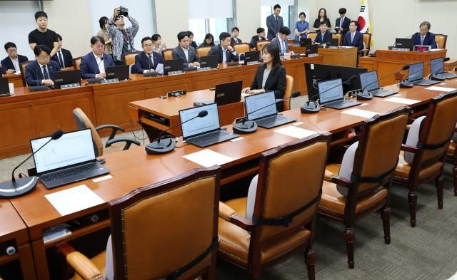 6일 국회에서 열린 정무위원회 제1차 전체회의에 국민의힘 소속 위원들이 불참해 자리가 비어 있다 사진연합뉴스