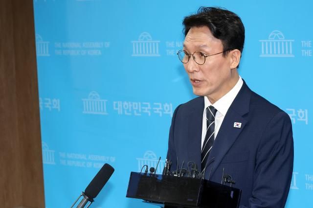 더불어민주당 당권주자인 김민석 전 국무총리가 6일 국회 소통관에서 당 대표 출마 선언 기자회견을 마친 뒤 기자들의 질의에 답하고 있다사진연합뉴스