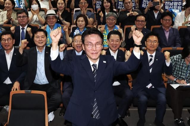 더불어민주당 당권주자인 김민석 전 국무총리가 6일 오전 전남광주통합특별시 동구 전일빌딩 245에서 당 대표 선거 출마 기자회견을 한 뒤 지지자들과 만세를 하고 있다 사진연합뉴스