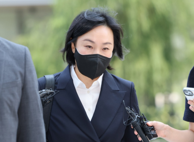 김건희 여사의 문고리 3인방으로 알려진 유경옥 전 행정관이 지난해 7월 25일 서울 종로구 KT광화문빌딩에 마련된 김 여사 관련 의혹을 수사 중인 민중기 특별검사팀 사무실에 출석했다 사진연합뉴스