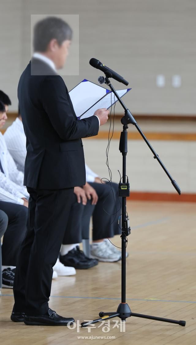 6일 오후 광주일고를 방문한 배재고 감독이 사과문을 낭독하고 있다 사진서울시교육청