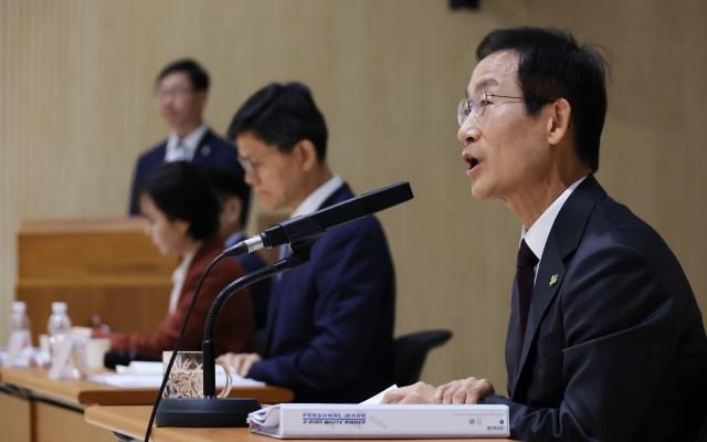 김호철 감사원장이 지난달 24일 서울 종로구 감사원에서 열린 기자간담회에서 발언하고 있다 사진연합뉴스