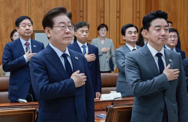 이재명 대통령이 6일 청와대에서 메가 프로젝트 민관합동점검회의에서 국민의례를 하고 있다 사진연합뉴스