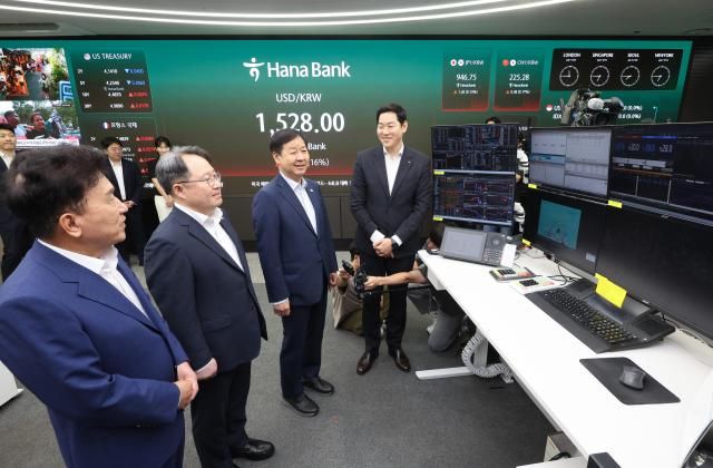 구윤철 부총리 겸 재정경제부 장관이 6일 서울 중구 하나은행 본점 딜링룸을 방문해 외환 거래 과정에 대해 설명을 듣고 있다 202676 공동취재