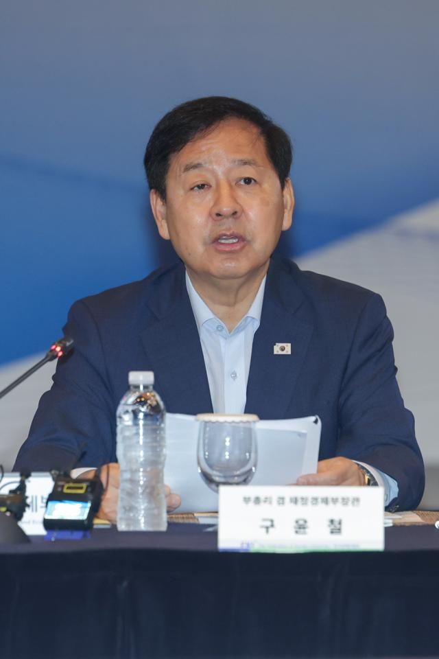 구윤철 부총리 겸 재정경제부 장관이 6일 서울 중구 웨스틴 조선 서울에서 열린 서비스산업 경쟁력 강화 TF 2차회의에서 모두발언을 하고 있다사진연합뉴스