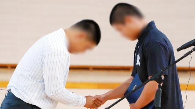 6일 오후 전남광주통합특별시 북구 광주제일고등학교 강당에서 배재고 야구부 선수왼쪽가 광주일고 야구부 선수에게 사과문을 전달한 뒤 인사하고 있다 사진연합뉴스