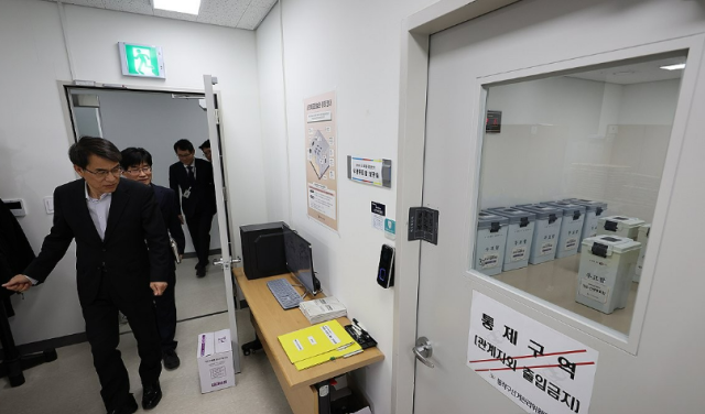 노태악 중앙선거관리위원장이 지난 2024년 4월 7일 서울 동작구선거관리위원회를 방문해 관내사전투표함ㆍ우편투표함 등 투표함 보관장소 CCTV 운영 현장을 점검하고 있다 사진연합뉴스