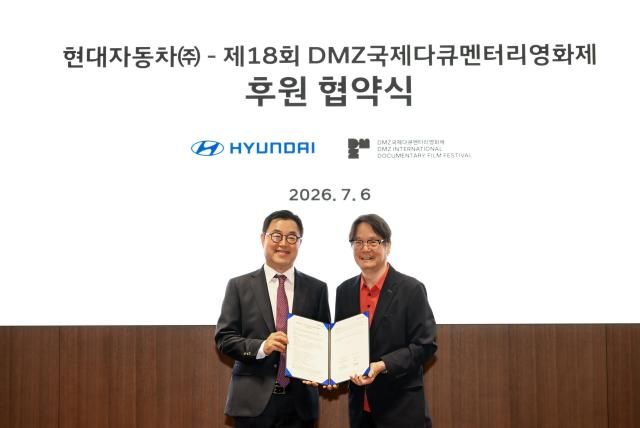 왼쪽부터 신승규 현대차그룹 에너지수소정책담당 부사장 오동진 DMZ국제다큐멘터리영화제 집행위원장