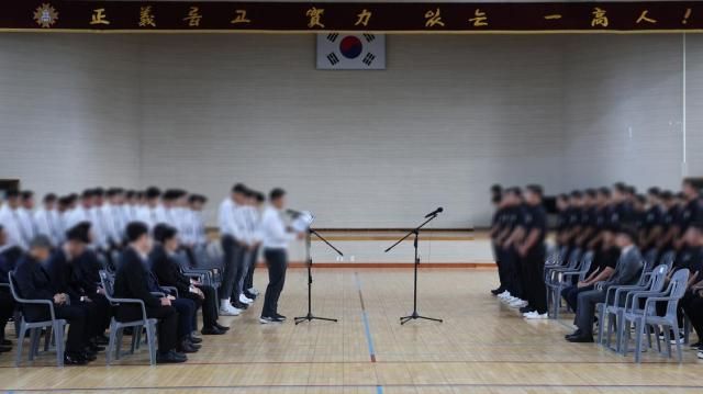 광주일고 야구부 학생들 앞에서 사과문 낭독하는 배재고왼쪽 야구부원들 사진서울시교육청