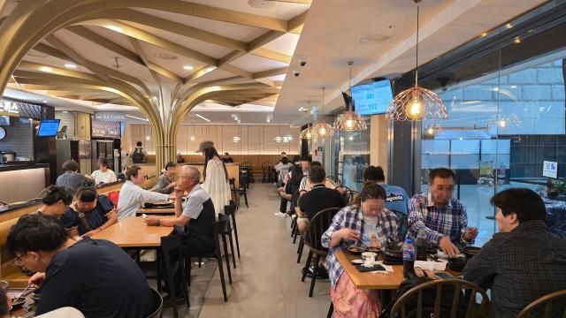 인천국제공항 제1여객터미널에 위치한 롯데GRS의 푸드코트 플레이팅이 여행객들로 붐비고 있다 사진김현아 기자