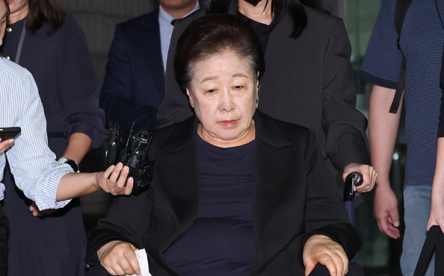 윤석열 정권과 통일교가 연관된 정교유착 국정농단 의혹을 받는 한학자 통일교 총재가 지난해 9월 22일 서울중앙지법에서 구속 전 피의자 심문을 마친 뒤 법정을 나서고 있다 사진연합뉴스