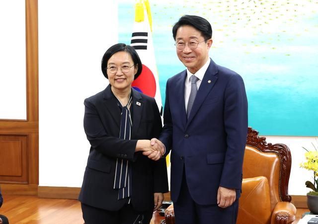 조정식 국회의장오른쪽이 7일 국회의장실을 찾은 한성숙 국무총리와 기념 촬영하고 있다사진연합뉴스
