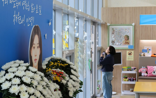지난달 9일 광주 광산구 광주시교육청 시민협치진흥원 1층에 마련된 이채원 학생 기억공간에서 한 시민이 이 양을 추모하고 있다 이 양은 지난달 5일 광산구 월계동 한 도로에서 장윤기가 휘두른 흉기에 찔려 숨졌다 사진연합뉴스