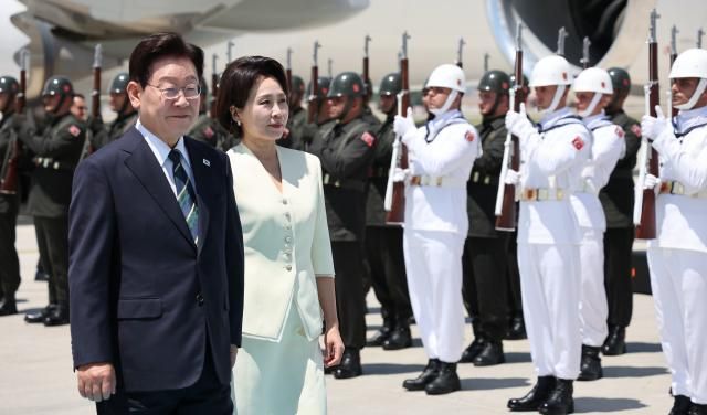 북대서양조약기구NATO·나토 정상회의 참석을 위해 튀르키예를 찾은 이재명 대통령과 김혜경 여사가 7일현지시간 앙카라 에센보아 국제공항에 도착한 공군 1호기에서 내려 이동하고 있다 사진연합뉴스