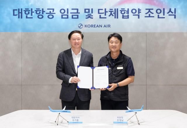 대한항공은 7일 오전 서울 강서구 대한항공 본사에서 우기홍 대한항공 부회장왼쪽과 조영남 대한항공 노동조합위원장오른쪽 등 노사 관계자가 참석한 가운데 ‘2026년 임단협 조인식’을 개최했다