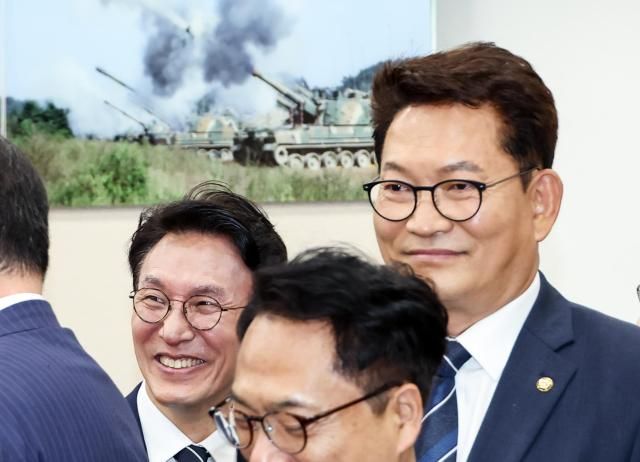 더불어민주당 당 대표 경선 출마 선언을 한 김민석 전 국무총리왼쪽가 6일 국회에서 열린 국방위원회 전체회의가 끝난 뒤 송영길 의원과 나오고 있다 사진연합뉴스