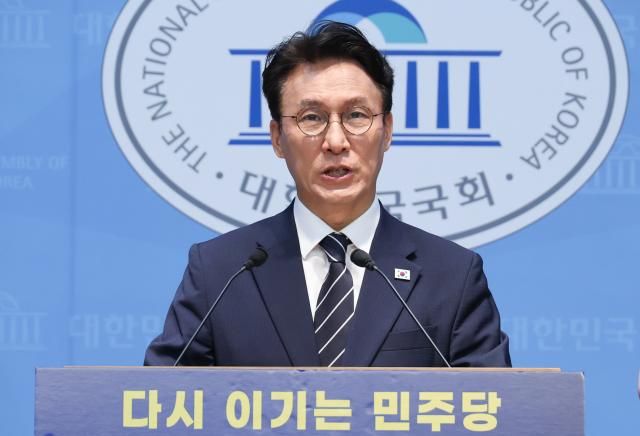 더불어민주당 당권주자인 김민석 전 국무총리가 지난 6일 국회 소통관에서 당 대표 출마 선언 기자회견을 하고 있다사진연합뉴스