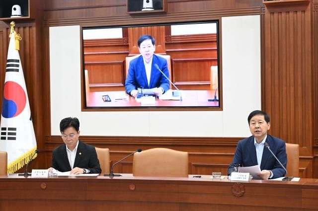 구윤철 부총리 겸 재정경제부 장관이 7월 8일 서울 종로구 정부서울청사에서 열린 비상경제본부 회의 겸 경제 산업경쟁력강화 관계장관회의를 주재 모두발언을 하고 있다 사진재정경제부