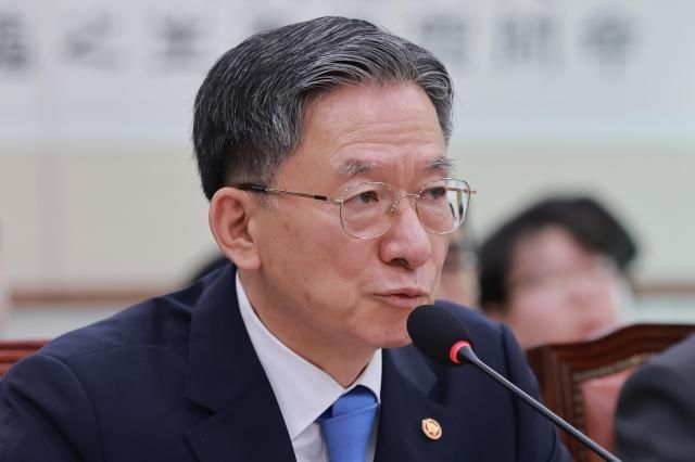 정성호 법무부 장관이 8일 국회에서 열린 법제사법위원회 전체회의에서 의원 질의에 답하고 있다 사진연합뉴스