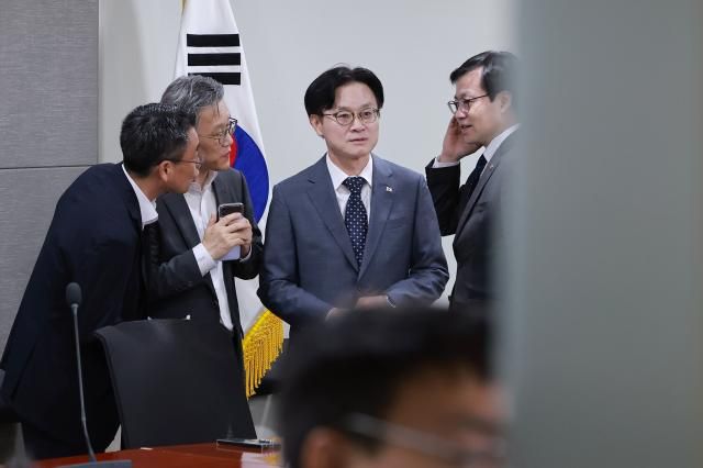 김정관 산업통상부 장관이 8일 국회 의원회관에서 열린 더불어민주당 소속 국회 산업통상자원중소벤처기업위원회 위원들과의 당정협의에 참석해 있다 오른쪽은 여한구 산업통상부 통상교섭본부장 사진연합뉴스