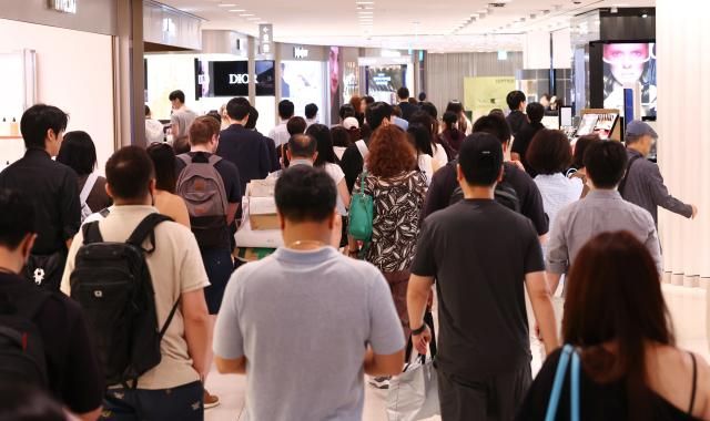 여름 정기세일 맞아 붐비는 백화점 서울연합뉴스 진연수 기자 국내 주요 백화점이 여름 정기 세일에 들어간 26일 서울 중구 롯데백화점 본점에서 시민들이 쇼핑을 하고 있다 롯데백화점은 2026 여름 정기 세일 행사를 열고 패션 스포츠 아동 리빙 400여개 브랜드 제품을 최대 40에 할인한다고 밝혔다 신세계백화점도 온리 신세계 세일 행사를 열고 360여개 브랜드 제품을 1050 할인해 판매한다 2026626 jin90ynacokr2026-06-26 134323 저작권자 ⓒ ㈜연합뉴스 무단 전재 재배포 금지 AI 학습 및 활용 금지저작권자 ⓒ ㈜연합뉴스 무단 전재 재배포 금지 AI 학습 및 활용 금지