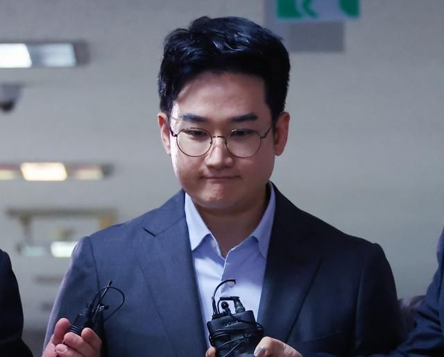 지난 6·3 지방선거에서 피습 자작극 의혹을 받는 정이한 전 개혁신당 부산시장 후보가 8일 부산지방법원에 구속 전 피의자 심문영장실질심사에 출석하기위해 법정에 들어서고 있다 사진연합뉴스