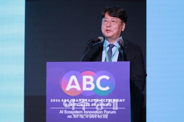 임성신 한국항공우주산업KAI AI개발실 실장이 9일 오후 서울 중구 더 플라자 호텔에서 열린 ABC 개국 기념 AI 생태계 혁신 포럼에서 AI와 SW로 다시 쓰는 항공무기체계 개발 전략 - 플랫폼의 성능을 넘어 지능의 진화 속도로라는 주제로 강연을 하고 있다 20260709사진유대길 기자 dbeorlf123ajunewscom