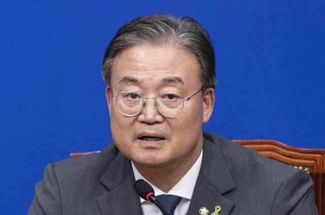 더불어민주당 전당대회 준비위원회 간사인 이연희 의원이 9일 국회에서 열린 전당대회 준비위 4차 회의 결과 브리핑을 마친 뒤 질문에 답하고 있다 사진연합뉴스