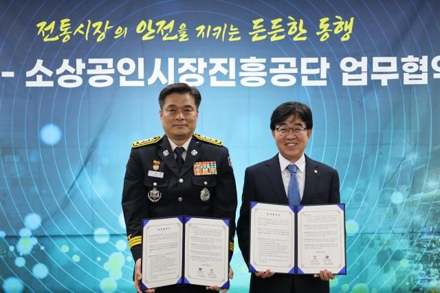 인태연 소진공 이사장과 최용철 소방청장 직무대행왼쪽이 지난 8일 ‘전통시장 지능형 출동 시스템 구축’ 사업 업무협약을 체결한 후 기념촬영을 하고 있다 사진소진공