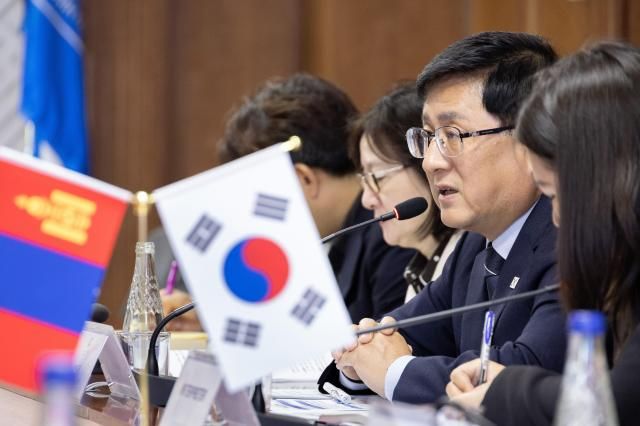 김성환 기후에너지환경부 장관이 9일 바드라흐 나이달라아 몽골 에너지부 장관과 몽골 울란바타르에서 에너지 전환 협력 양해각서를 체결했다 사진기후에너지환경부
