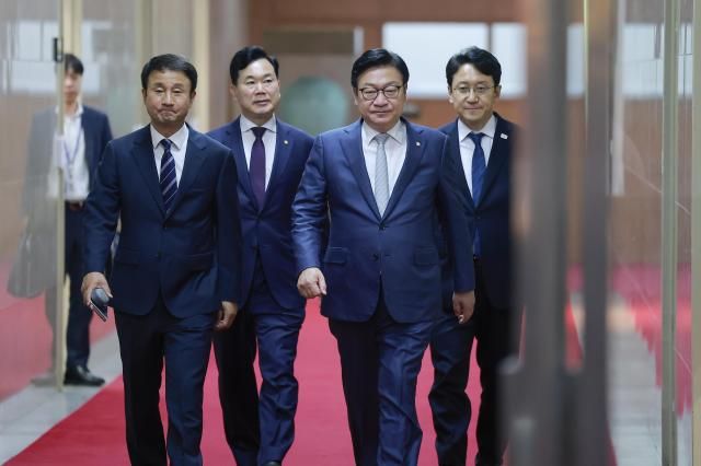한병도 더불어민주당 원내대표왼쪽부터 김승수 국민의힘 원내운영수석부대표 정점식 국민의힘 원내대표 천준호 더불어민주당 원내운영수석부대표가 9일 국회의장실에서 회동을 마친 뒤 의장실에서 나오고 있다 사진연합뉴스