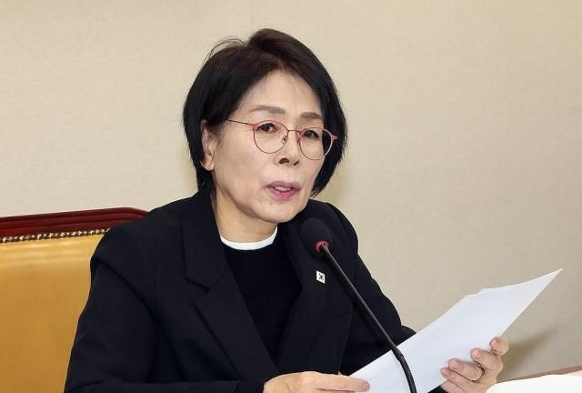 지난해 4월 국회에서 열린 과학기술정보방송통신위원회 전체 회의에서 최민희 위원장이 발언하고 있다 사진연합뉴스
