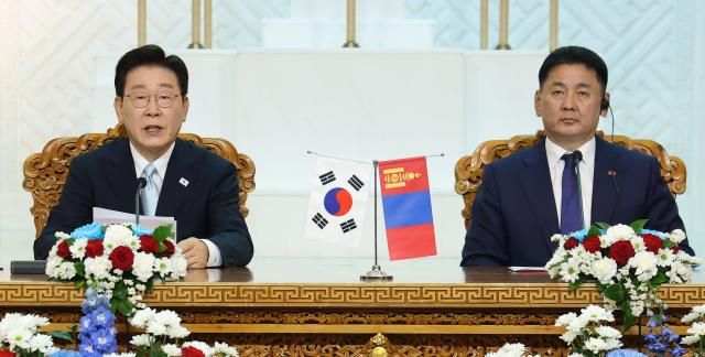  이재명 대통령이 9일현지시간 울란바타르 정부청사에서 오흐나 후렐수흐 대통령과 공동 언론발표를 하고 있다 사진연합뉴스