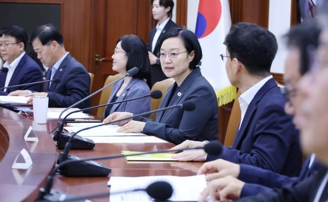 한성숙 국무총리가 9일 서울 종로구 정부서울청사에서 열린 국가정책조정회의에서 발언하고 있다 사진연합뉴스
