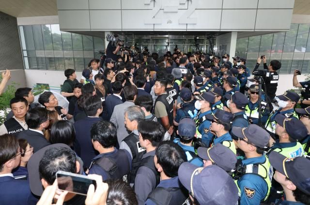 국회 제9회 전국동시지방선거 투표용지 부족 사태 등 국민 참정권 침해 진상규명 및 선거관리 개혁을 위한 국정조사 특별위원회 위원들이 지난 2일 현장조사를 위해 서울 송파구 올림픽공원 핸드볼경기장 내 개표소로 진입하고 있다 사진연합뉴스
