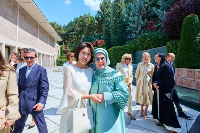 김혜경 여사가 8일현지시간 튀르키예 앙카라 찬카야궁에서 열린 나토 정상회의 배우자 행사에서 튀르키예 에미네 에르도안 여사와 기념촬영을 하고 있다 사진연합뉴스