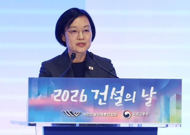 한성숙 국무총리가 9일 강남구 건설회관에서 열린 ‘건설의 날’ 기념식에서 축사를 하고 있다 사진연합뉴스