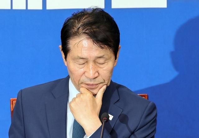 이학영 더불어민주당 전준위 위원장이 7일 국회에서 열린 전국당원대회 준비위원회 3차 회의에서 잠시 생각에 잠겨 있다 사진연합뉴스