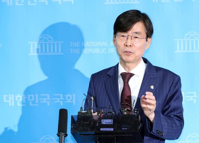 조경태 국민의힘 의원이 8일 국회 소통관에서 장동혁 당 대표에 대한 윤리위 제소 관련 기자회견을 마친 뒤 기자들의 질문에 답하고 있다 사진연합뉴스
