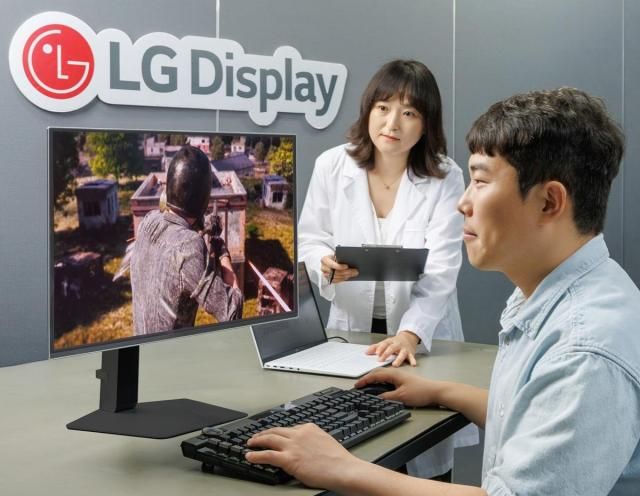 LG디스플레이 직원이 게이밍 모니터 주사율과 게임 수행능력 간의 상관관계를 입증하는 실험을 하고 있다 사진LG디스플레이