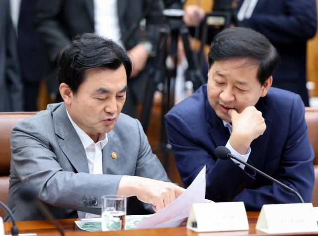 구윤철 부총리 겸 재정경제부 장관오른쪽과 안규백 국방부 장관이 10일 청와대에서 이재명 대통령 주재로 열린 메가프로젝트 민관합동 제2차 점검회의에서 대화하고 있다 사진연합뉴스