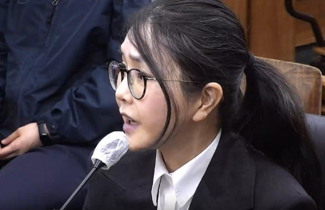 김건희 여사가 지난 13일 서울 서초구 서울중앙지법 형사합의33부 심리로 열린 박성재 전 법무부 장관의 내란 중요임무 종사 혐의 사건의 속행 공판에 증인으로 출석해 증언하고 있다 사진서울중앙지법