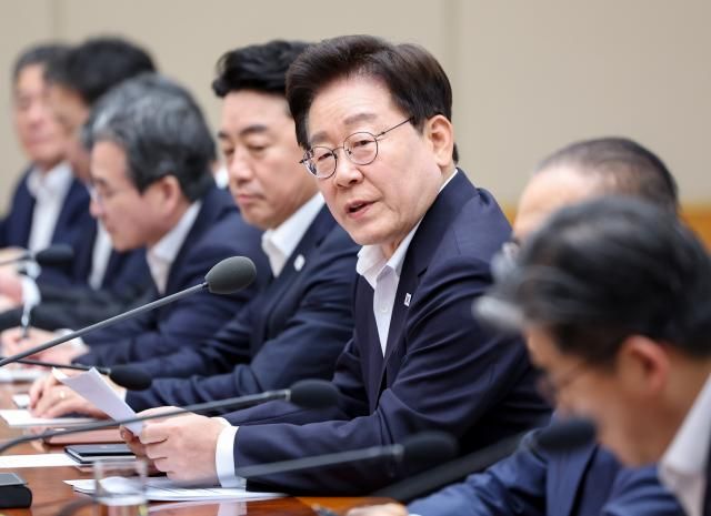 이재명 대통령이 10일 청와대에서 열린 메가프로젝트 민관합동 제2차 점검회의에서 발언하고 있다 사진연합뉴스