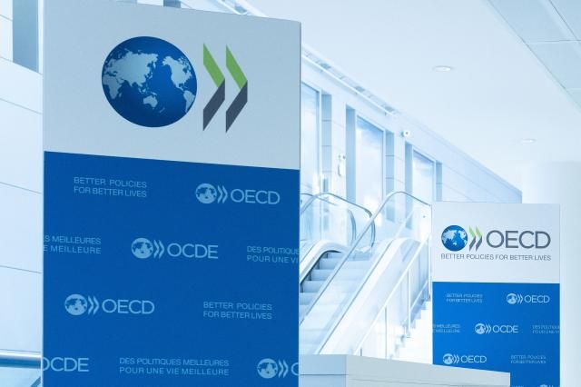 파리에 위치한 경제협력개발기구OECD 본부 현수막에 새겨진 OECD 로고 사진연합뉴스