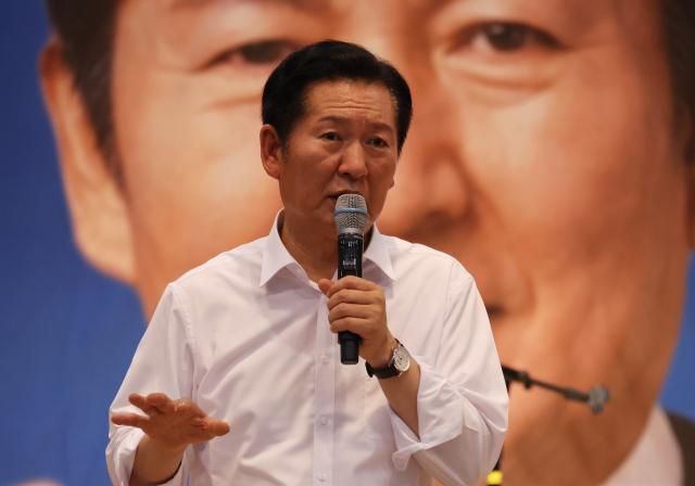 더불어민주당 전당대회에 출마한 정청래 당 대표 후보가 10일 전북 전주대학교에서 열린 전북당원결집대회에서 지지를 호소하고 있다사진연합뉴스